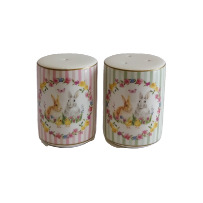 Saleiro e pimenteiro decorado com coelhos.