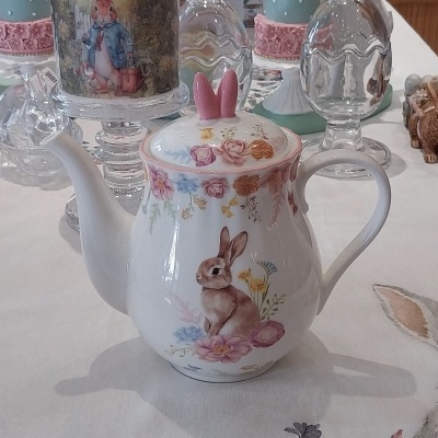 Bule em porcelana com coelhos e outros motivos de Páscoa.