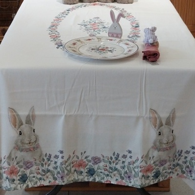 Toalha de mesa com coelhos e flores.