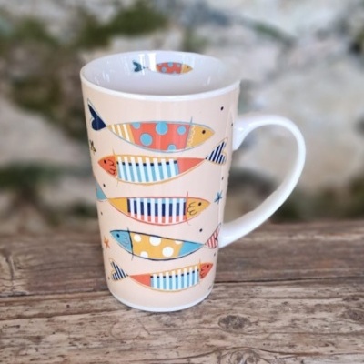 Caneca decorada com sardinhas.