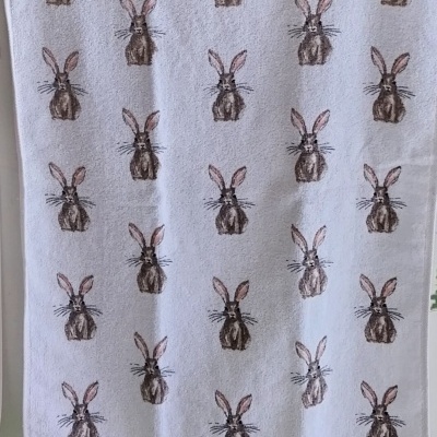 Toalha de mãos com coelhos.