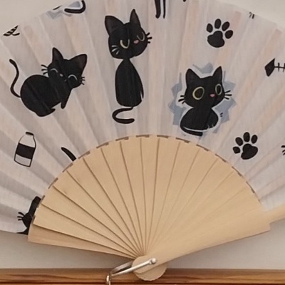 Leque branco com gatos pretos.