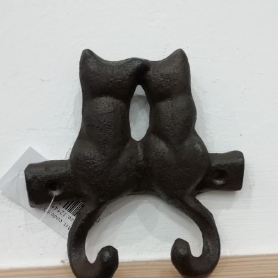 Cabide com gatos.