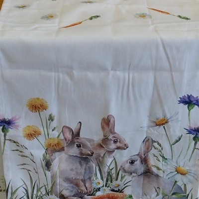 Caminho de mesa com coelhos cenouras e flores.