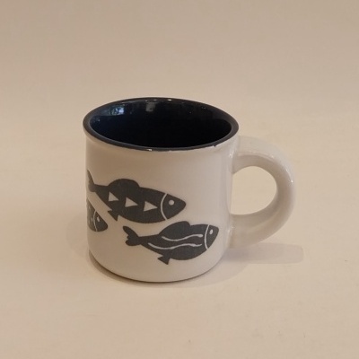 Chávena de café com peixes.