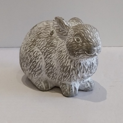 Coelho decorativo deitado.