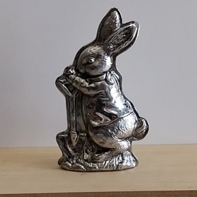 Coelho prateado com uma pá.