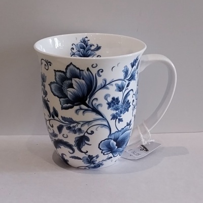 Caneca com flores azuis.