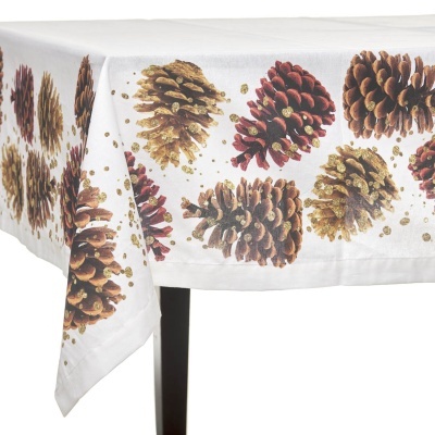 Toalha de mesa decorada com pinhas.