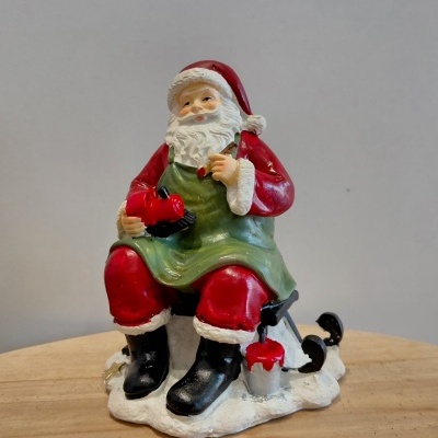 Pai Natal a pintar um comboio.