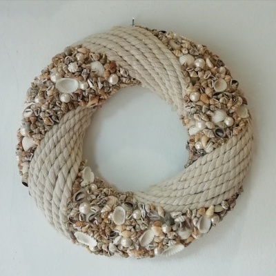 Coroa  com búzios, conchas e cordas.