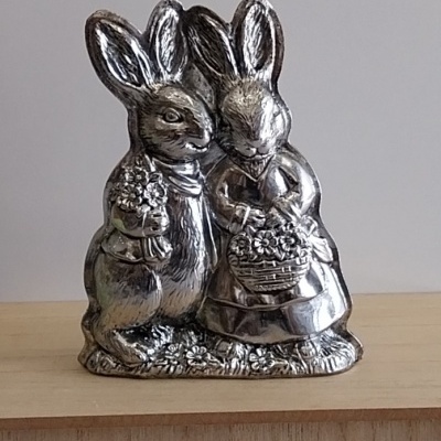 Casal de coelhos prateados.