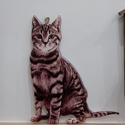 Gato em metal para pendurar.