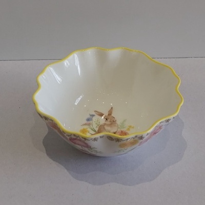 Taça com um coelho e flores.