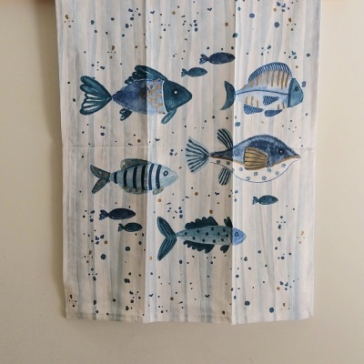 Pano de cozinha com peixes.