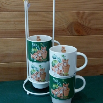 Conjunto de 4 canecas com gatos e suporte.