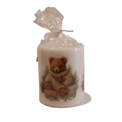 Vela decorada com um urso e motivos de Natal.