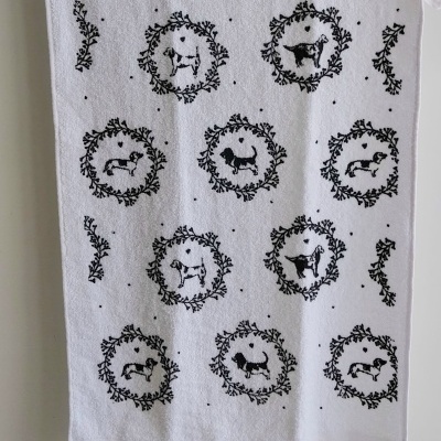 Toalha de mãos com cães.