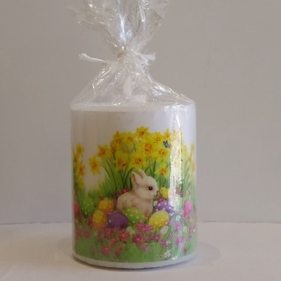 Vela com coelhos e outros motivos de Páscoa.