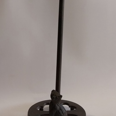 Suporte para rolo de cozinha com um gato e um passarinho.