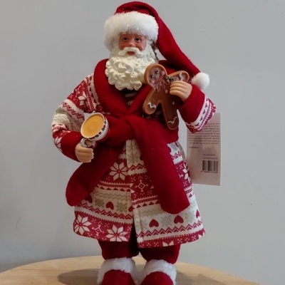 Pai Natal de robe e pantufas.