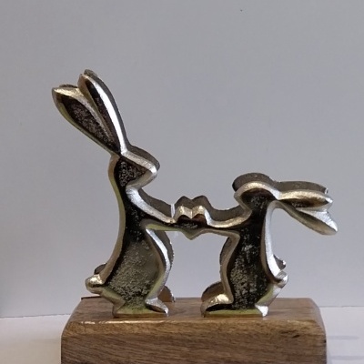 Suporte para guardanapos com coelhos.