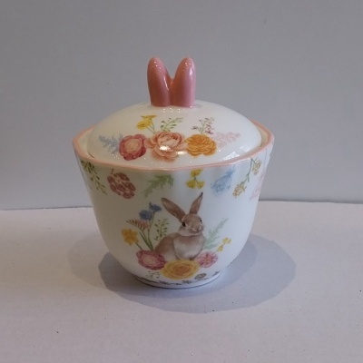 Açucareiro em porcelana decorado com coelhos.