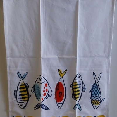 Pano de cozinha com peixes.