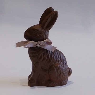 Coelho castanho com um laço.