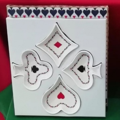 Conjunto de 4 taças em porcelana com os 4 naípes de cartas - colecção casino royale.