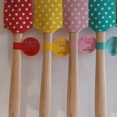 Conjunto de 4 espátulas com cores diferentes.