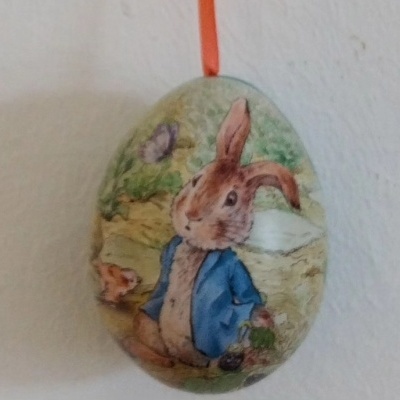 Lata ovo de Páscoa de pendurar com fita cor de laranja -  Peter Rabbit.