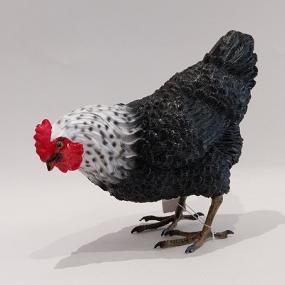 Galinha em poliresina com as patas em metal.