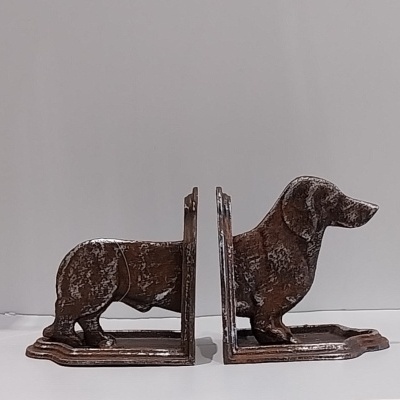 Cerra-livros em ferro com a forma de um cão.