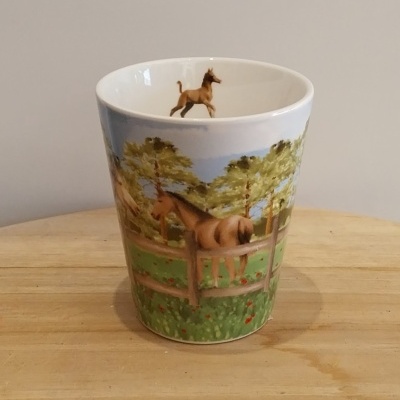 Copo para café  decorado com cavalos.