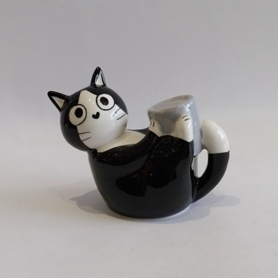 Gato preto e branco em cerâmica - deitado.