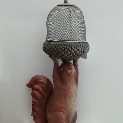 Esquilo em poliresina com campanula.