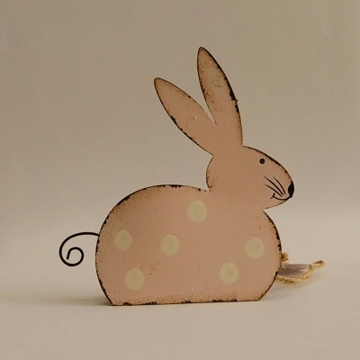 Coelho rústico em metal  - cor de rosa com pintas brancas.