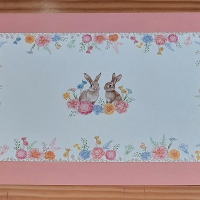 Individual com  coelhos e outros motivos de Páscoa.