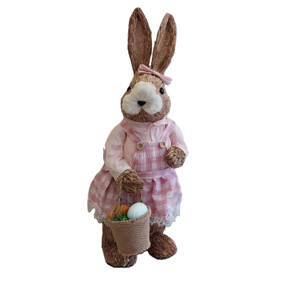 Coelha em palha com uma cesta.