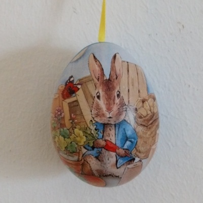 Lata ovo de Páscoa de pendurar com fita amarela-  Peter Rabbit.