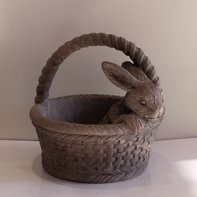 Coelho no cesto - feito em cimento.