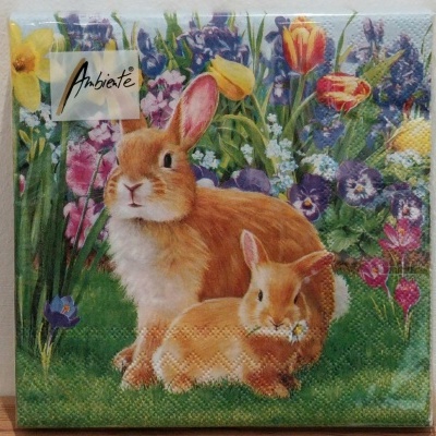 Guardanapos de papel com coelhos castanhos e flores.