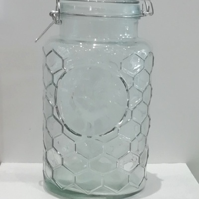 Frasco em vidro decorado com um galo em relevo.