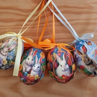 Caixa com 12 ovos de Páscoa para pendurar.