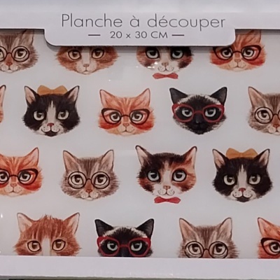 Tábua de corte com gatos.