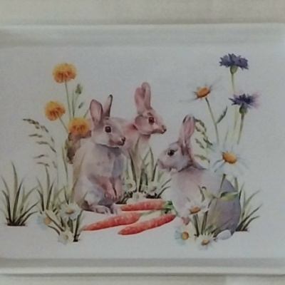 Tabuleiro pequeno com coelhos, cenouras e flores.