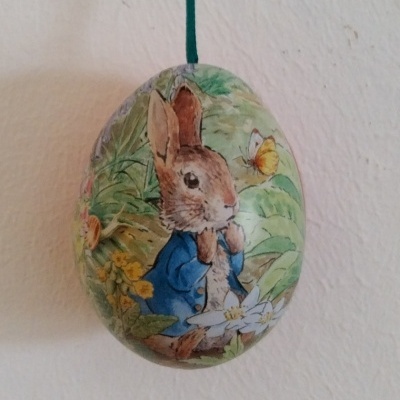 Lata ovo de Páscoa de pendurar com fita verde -  Peter Rabbit.