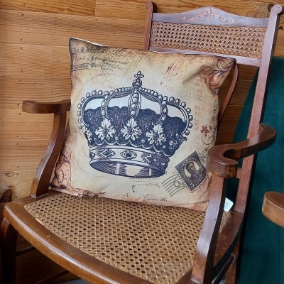 Almofada com enchimento com uma coroa.