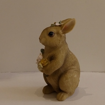 Coelha com um ramo de flores.